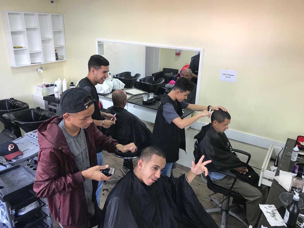 Escola Elegance | Cursos de Barbeiro e Cabeleireiro em Curitiba